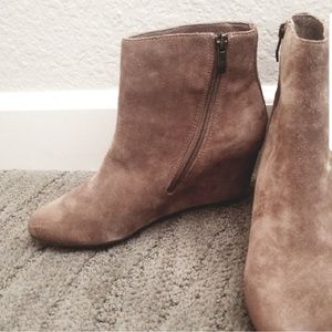 Vince Camuto size 8 tan wedge boots/booties